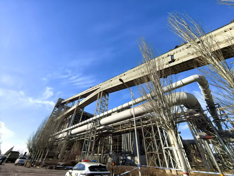 图为1月19日下午，厂区内部分厂房结构变形。记者张枨摄