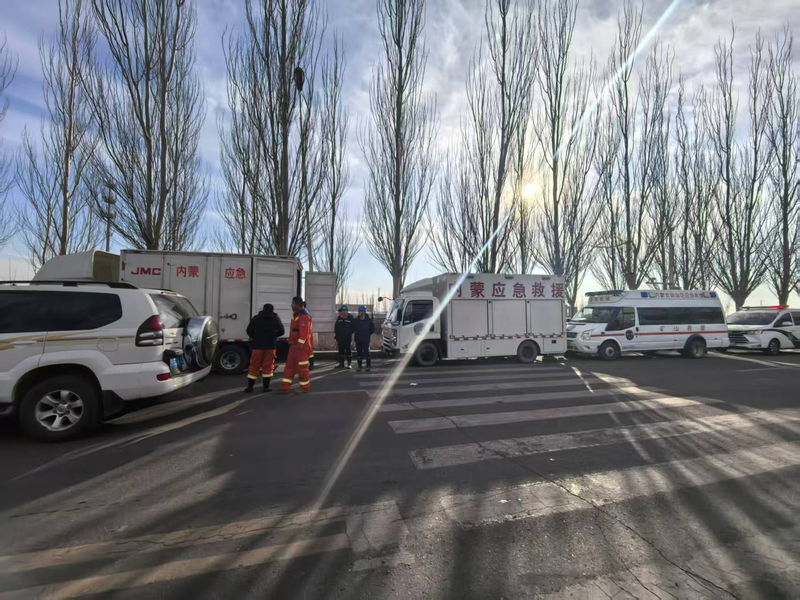 图为1月19日下午，现场救援队伍。记者 张枨摄