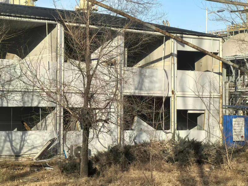 图为1月19日下午，厂区内部分厂房结构变形。记者张枨摄