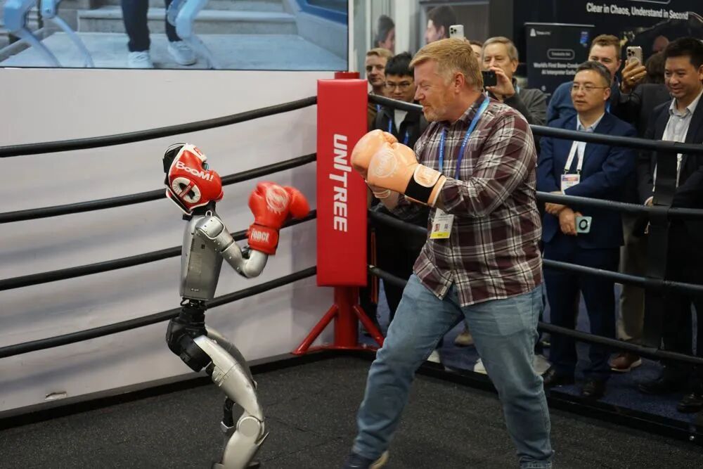 2026年1月8日，在美国拉斯维加斯消费电子展上，参观者与宇树机器人互动。新华社发（曾慧摄）