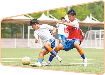 泰山足校小球员在分组对抗。赵学昊摄