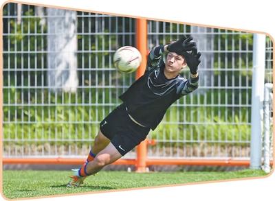 泰山足校小球员在训练中进行扑救。赵学昊摄