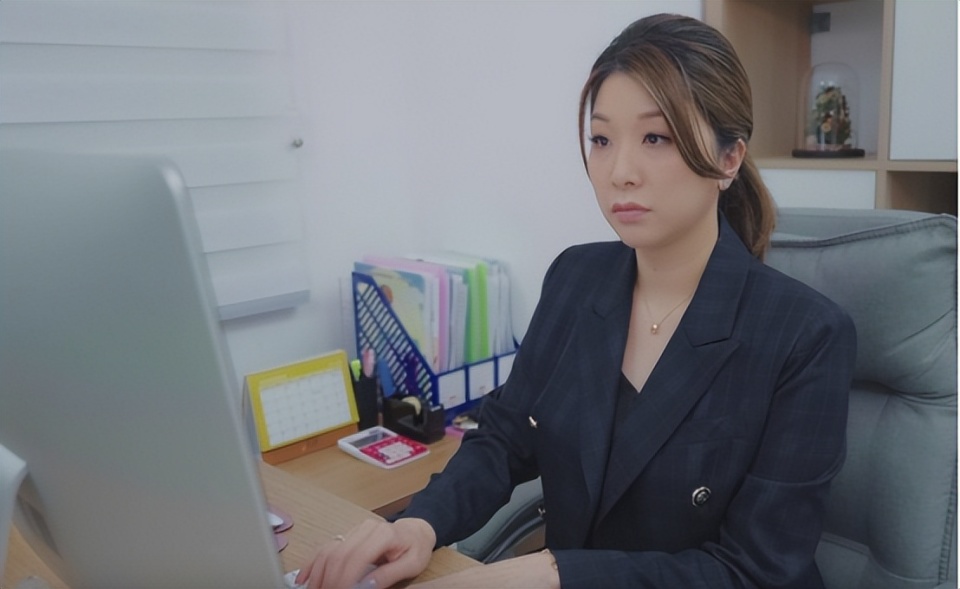 香港女星宣布离婚不足两月,火速搭上霸道总裁,曾患上躁郁症|胡家慧|胡家惠|邱仲平|男友|女儿_新浪娱乐_新浪新闻