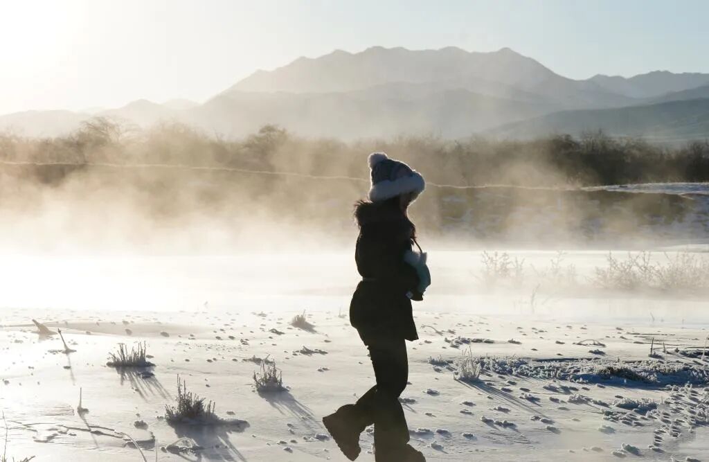 1月10日，在青海省海北藏族自治州祁连县，一名游客在观赏雾凇。新华社记者 齐芷玥 摄