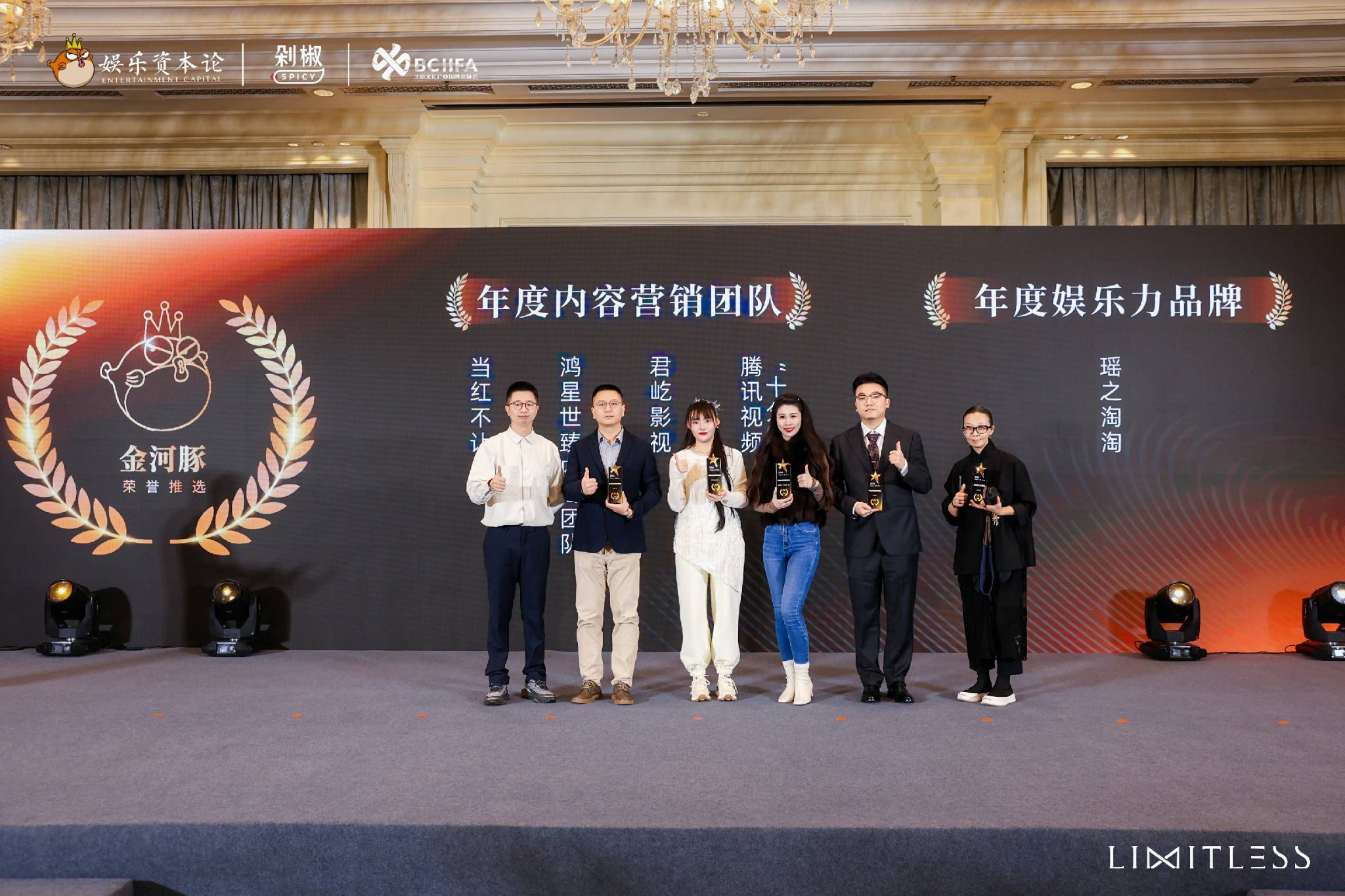 君屹影视揽获金河豚三项大奖,领跑微短剧与内容营销新浪潮|张旸|女巡特警之蜂鸟突击队|彼岸灯塔|分账|年度_新浪娱乐_新浪新闻