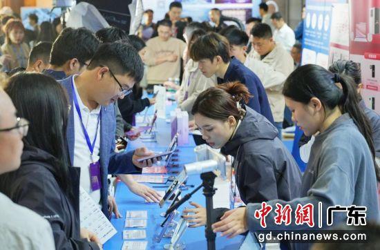 活动现场汇聚2000余款智能产品。东莞市委宣传部供图