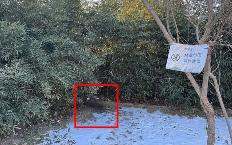 1月21日，该男子便溺留下的痕迹。新京报记者 王景曦 摄