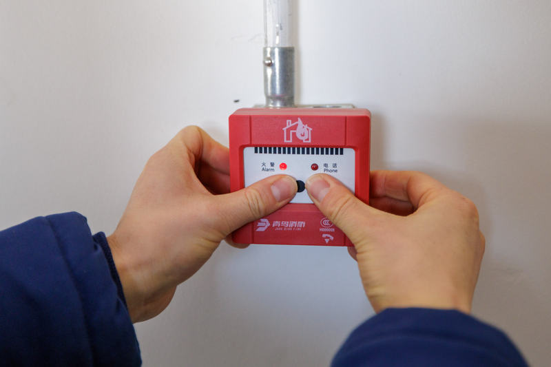 邓春雷现场测试新安装的报警器。新京报记者 王子诚 摄