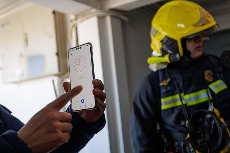 演练中，消防员抵达10层用时3分48秒。新京报记者 王子诚 摄