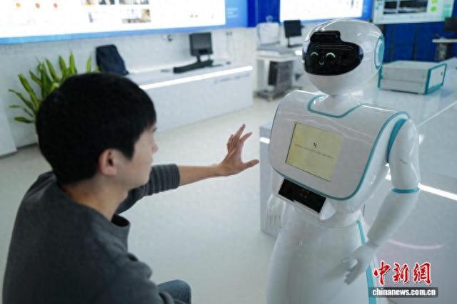 民众与医疗服务机器人进行阿尔茨海默症检测互动。张煜欢 摄