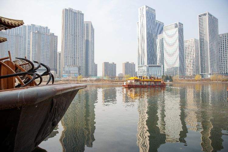 北京城市副中心大运河游船启航。新京报记者 王子诚 摄