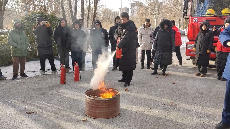 模拟火情让居民亲身参与扑救，确保大家熟练掌握初期火灾处置技能。昌平消防供图