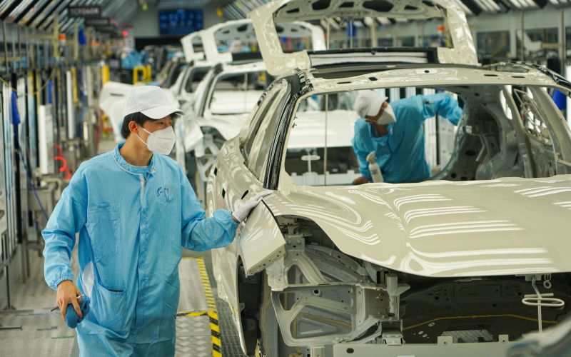 2024年11月，浙江宁波前湾新区某品牌汽车智慧工厂，新能源汽车生产线一片忙碌。图/IC photo