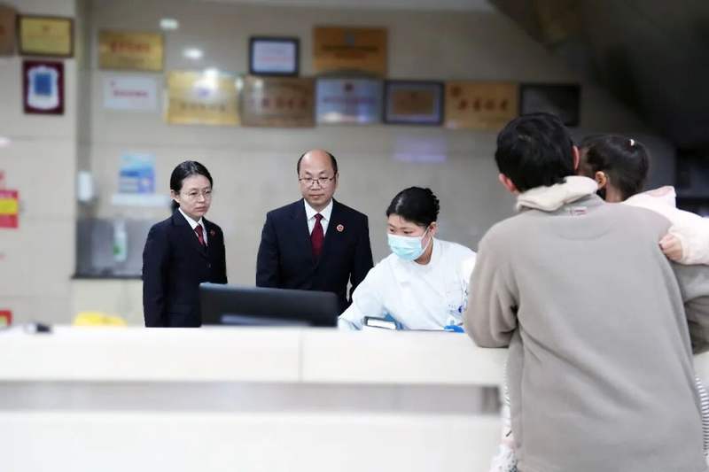 上海市闵行区检察院办案人员实地核查医院个人信息安全整改情况。