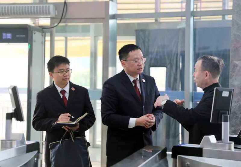 景德镇市检察院办案人员实地调查核实景区门禁系统入场查验情况。