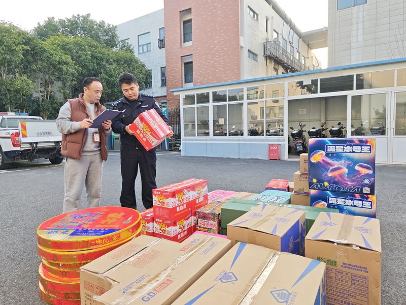 民警正在清点收缴的烟花爆竹。上海浦东警方供图