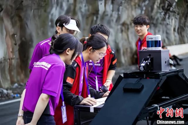 清华大学极限竞速战队队员在天门山检查AI赛车情况。（清华大学车辆与运载学院供图）