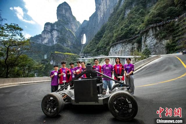 清华大学极限竞速战队队员于天门山赛道合影。（清华大学车辆与运载学院供图）