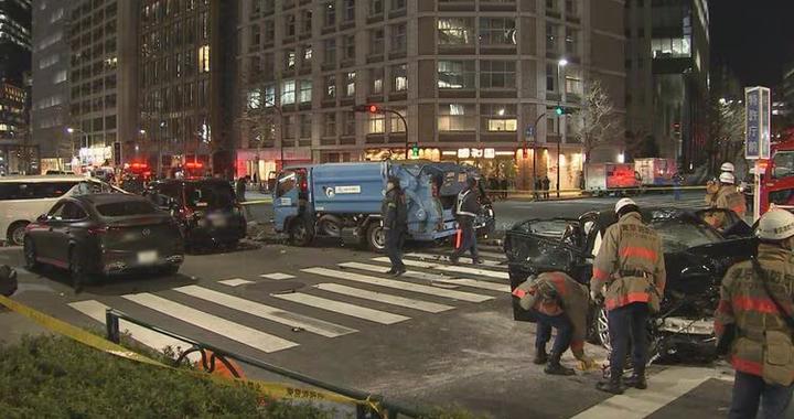 日本内阁府公务车闯红灯引发连环车祸致1死8伤