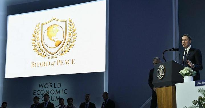 “和平委员会”标志被指和联合国相似，但主打金色、聚焦美国