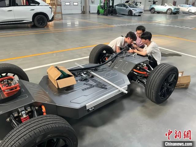 清华大学极限竞速战队队员在组装AI赛车。（清华大学车辆与运载学院供图）