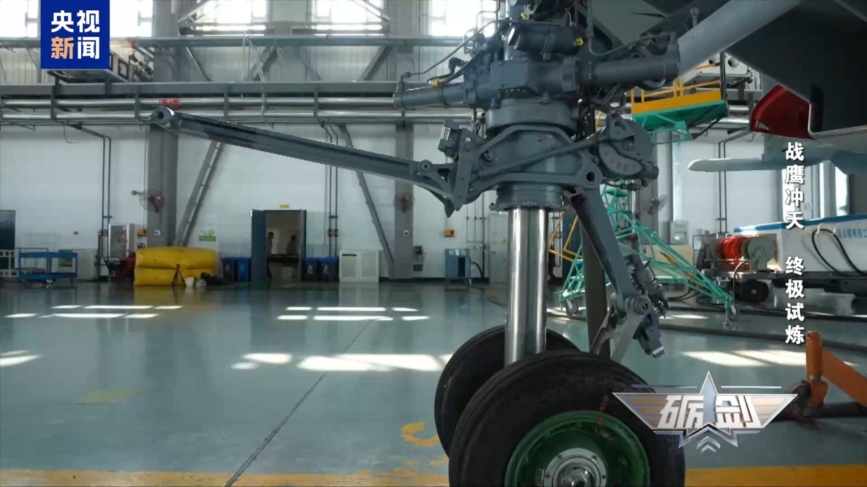 视频丨歼-15T如何“进化”出弹射技能？带你近距离解密关键部件