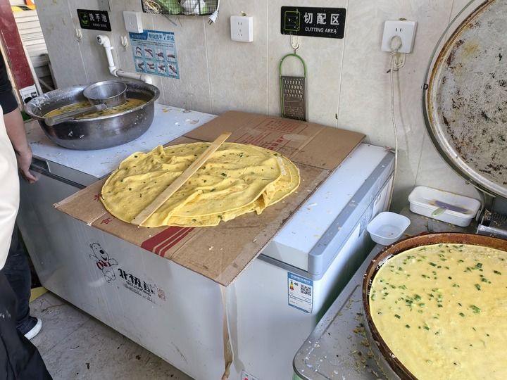 图为某外卖门店后厨的场景，煎饼直接放置在纸壳上。新华每日电讯记者牛少杰 摄