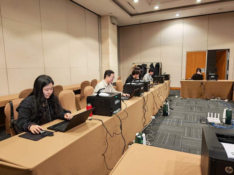 1月23日，提案录入组工作人员正在有序录入提案。新京报记者 张璐 摄