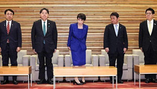 1月23日，日本东京，日本首相高市早苗（中）在首相官邸出席临时内阁会议。图源：视觉中国