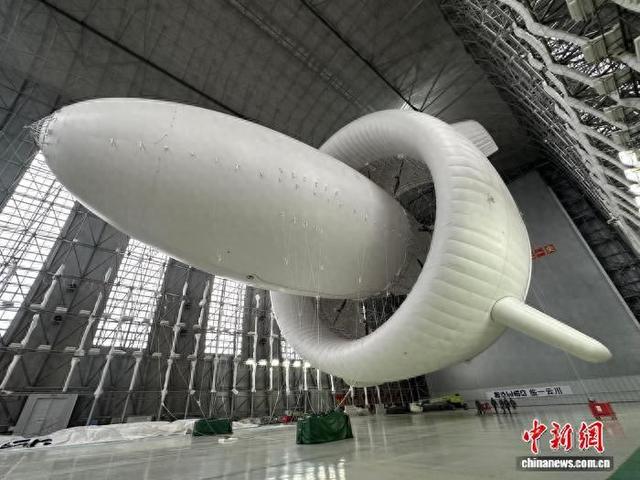1月20日，在湖南岳阳一飞艇库内的全球首台兆瓦级S2000浮空风力发电系统。 刘曼 摄