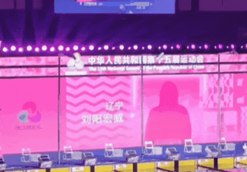 “想酷但不知道摆什么手势，就想想瓦”