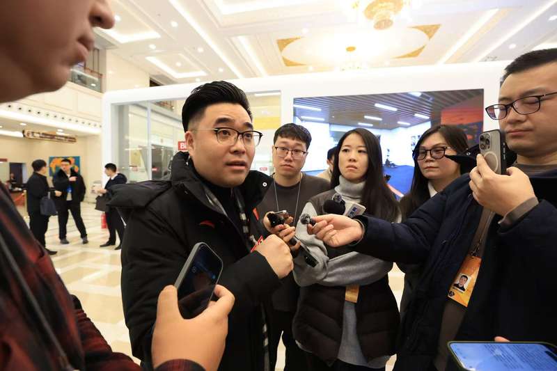 北京市人大代表、惠佳丰健康产业集团有限公司董事长张磊接受媒体记者采访。 新京报记者 王飞 摄