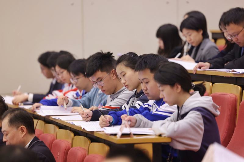 北京15名大中小学思政课教师以及9名中学生代表现场参与旁听观摩。新京报记者 李木易 摄