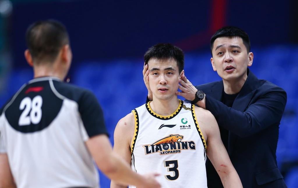 赵继伟缺阵，辽篮第四节断电，客场不敌新疆男篮，遭遇CBA四连败