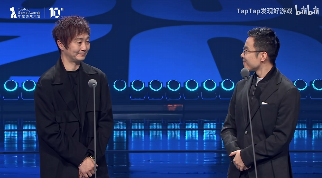高瞰与日本游戏制作人小高和刚一起颁出了“最佳叙事奖”
