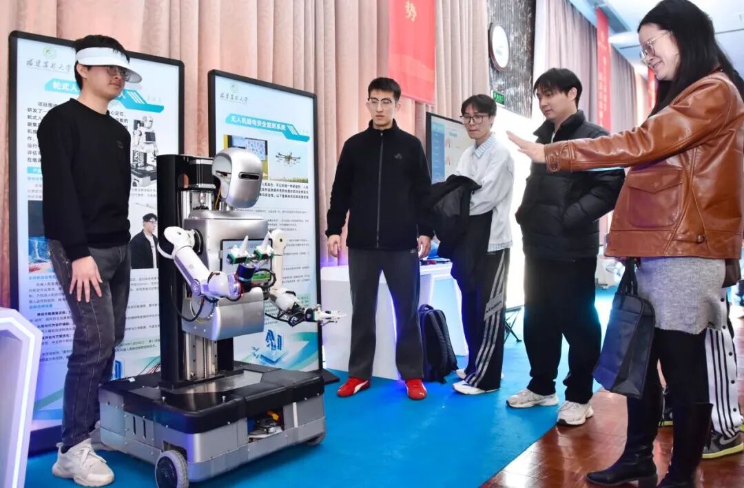 工作人员展示福小智F1-D使用方法。受访单位供图