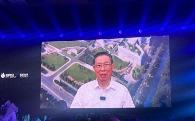 钟南山院士视频致辞。中青报·中青网记者 林洁/摄