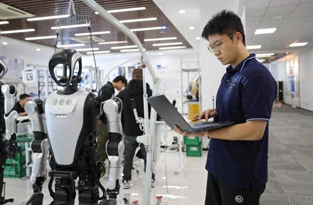 2025年10月24日，机器人应用开发工程师张鸿伟在电脑上查看人形机器人的测试运行数据。新华社记者 杜潇逸 摄