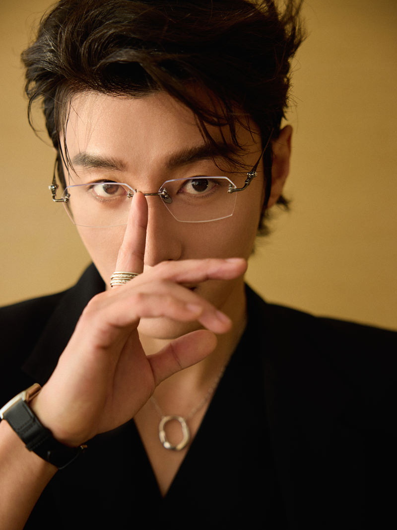 裴轸标志性推眼镜动作，被观众津津乐道。