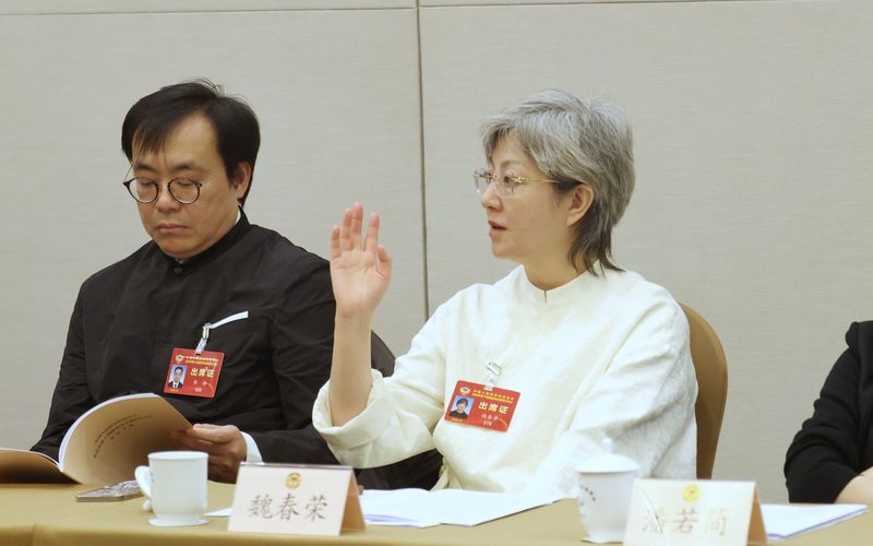 北京市政协常委魏春荣（右）。新京报记者 王贵彬 摄