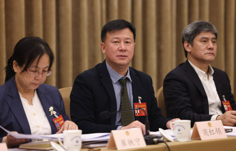 北京市政协委员、中关村第一小学校长、科学城分校校长商红岭（中）。新京报记者 李木易 摄