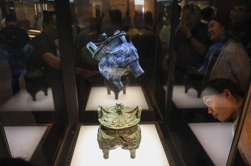 观众在观看首都博物馆镇馆之宝伯矩鬲。资料图片/新京报记者 浦峰 摄