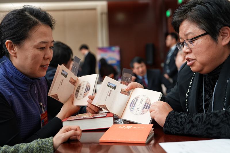 各个职能部门的“摊位”上，各种政策宣传册是出现最多的材料。新京报记者 陶冉 摄