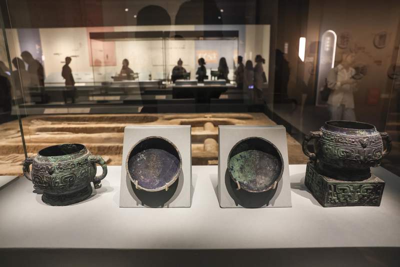 伯鱼簋（左）和圉簋（右）。资料图片/新京报记者 浦峰 摄