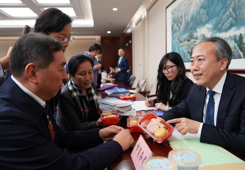 北京市商务局的“摊位”上，现场展示了多款兼具年味与创意的老字号及跨界产品。新京报记者 陶冉 摄