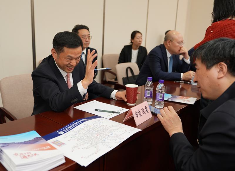 市交通委接受代表委员的询问、咨询。新京报记者 陶冉 摄