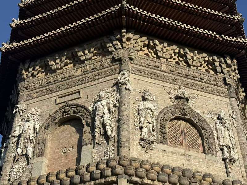 玲珑塔塔身上有精美的雕像。新京报记者 张建林 摄