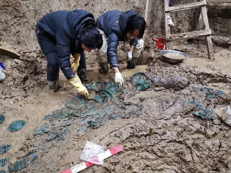 考古人员清理文物遗迹。北京市文物局供图