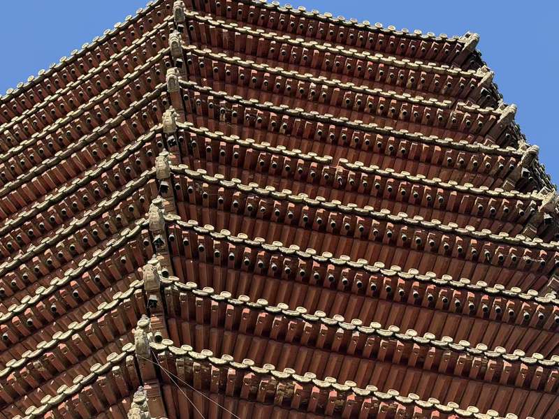 玲珑塔高层挂有铃铛。新京报记者 张建林 摄