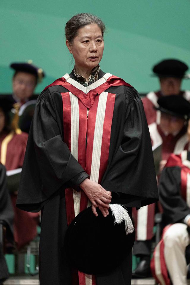 1月26日，王安忆出席荣誉博士颁授典礼，她获颁授荣誉人文学博士学位。新华社发（吕小炜摄）